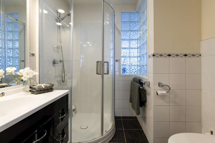 2/227 Lake Terrace Waipahihi_13