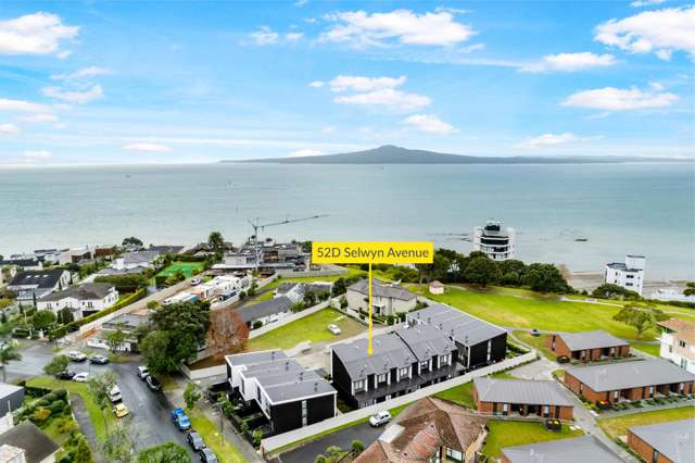 Location & Lifestyle - Modern Beachside Sanctuary