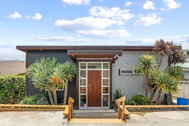 Supersized Family Living with Sea Views!