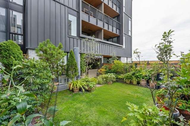 Rare Garden Apartment & Added Extras