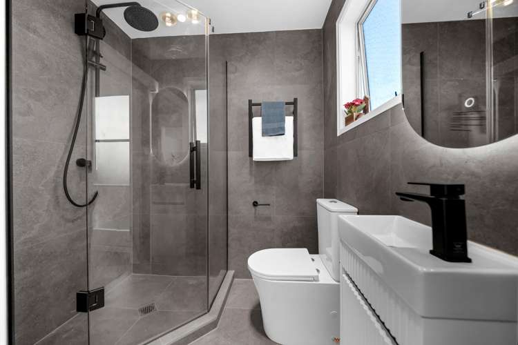 9 Colmar Road Mellons Bay_12