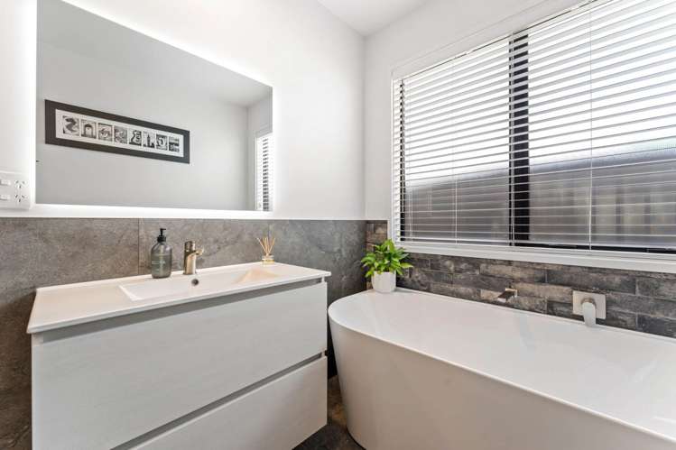 8 Matahae Crescent Milldale_11