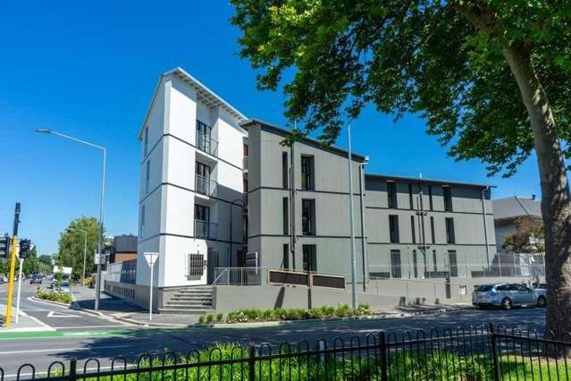 CITY CENTRE - ONE BEDROOM FULLY FURNISHED APARTMENT, SECURE PARKING