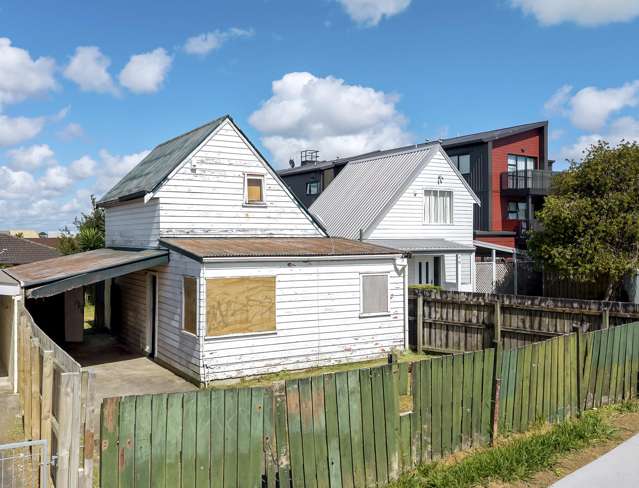 DO UP OPPORTUNITY! Attention renovators and builders!