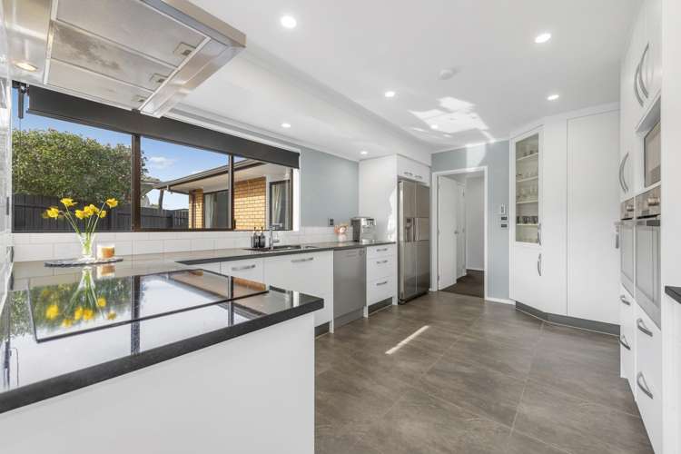 2/10 Pinewood Grove Botany Downs_5