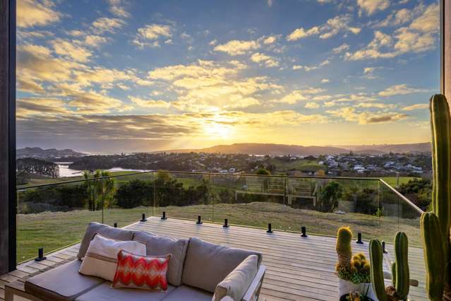 Luxury Coastal Living with Versatile Accommodation