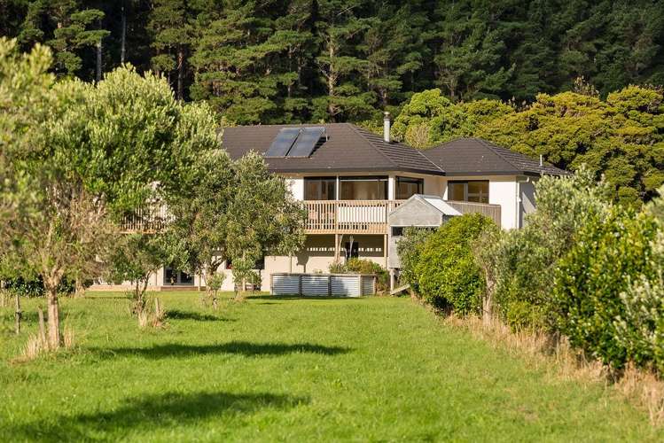 1276 Coast Road Wainuiomata_34