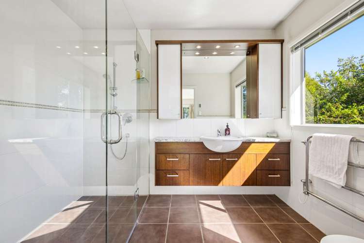 664 Redoubt Road Flat Bush_17