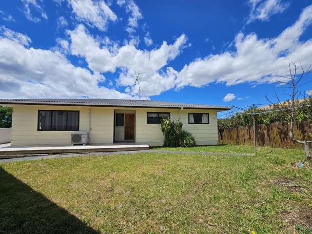 Sunny 3 Bedroom Home with Garden, Balcony & Garage Walk to Sylvia Park