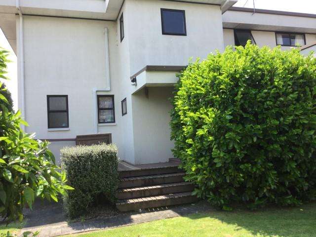 Otumoetai - Two Bedroom Top Floor Apartment with Views