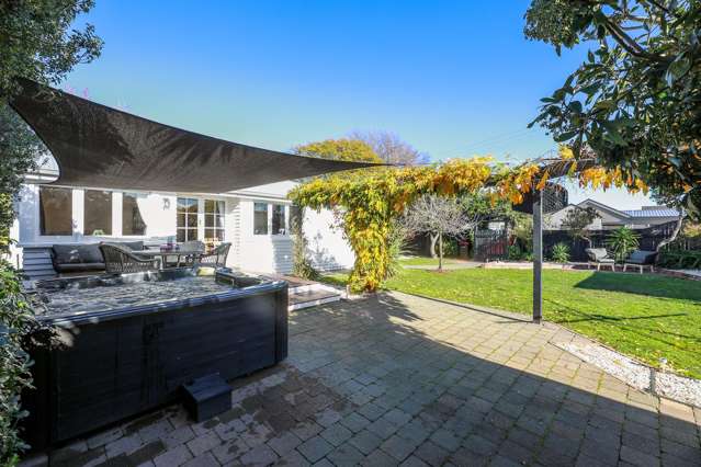 Charming Family Bungalow Set In Springlands
