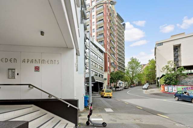 Central Auckland Studio Apt with Balcony!
