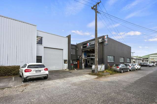 Chattel-equipped Wairau automotive workshop
