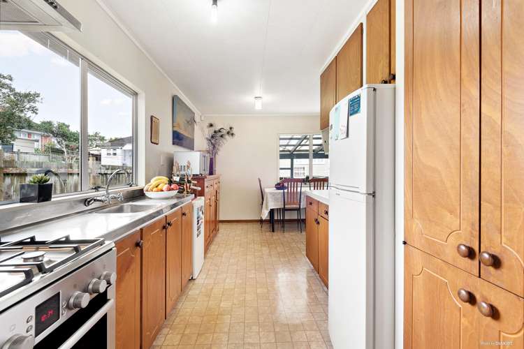 2/15 Netherlands Avenue Kelston_4