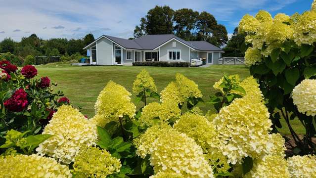 Exquisite In Egmont Village