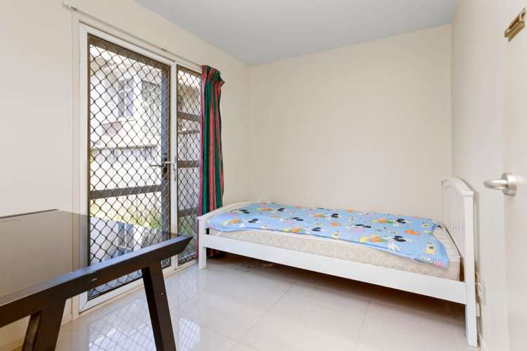 6v Carlton Gore Road Grafton_8