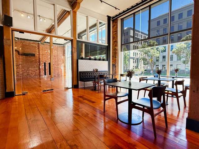 CHARACTER OFFICE / SHOWROOM