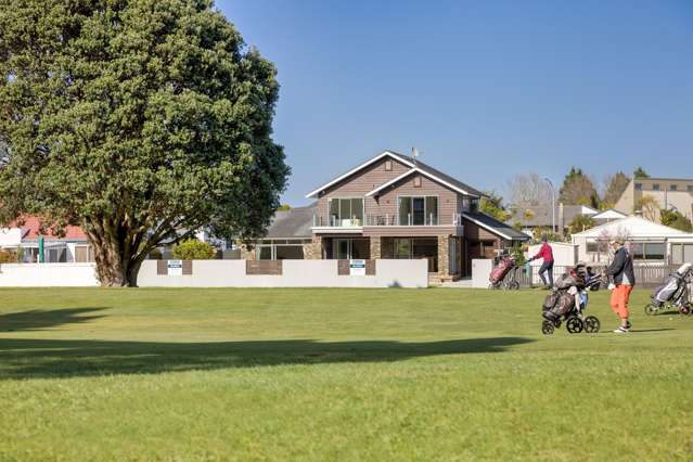 Mount golf course lifestyle - Must be sold!