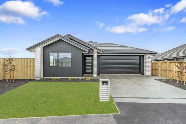 Great Family Living With Separate Lounge in Acland Park!