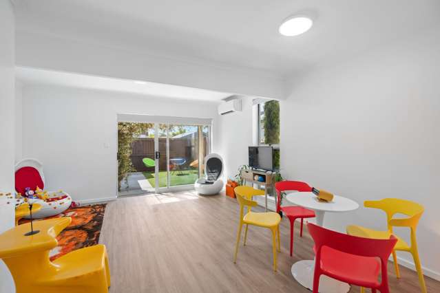 The Clock's Ticking on This Groovy Pad