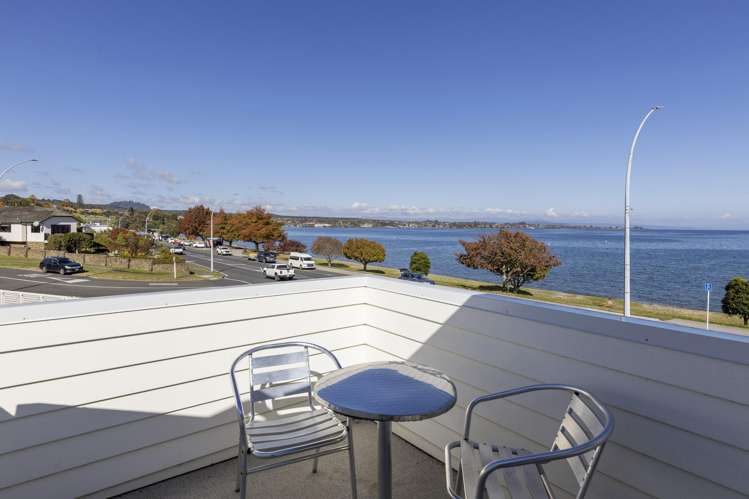 1/116 Lake Terrace Hilltop_16