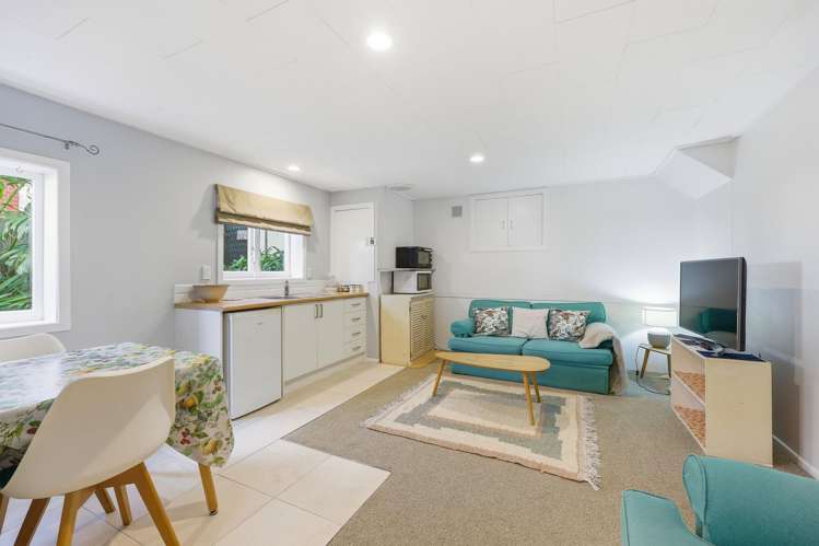 13 Colmar Road Mellons Bay_46