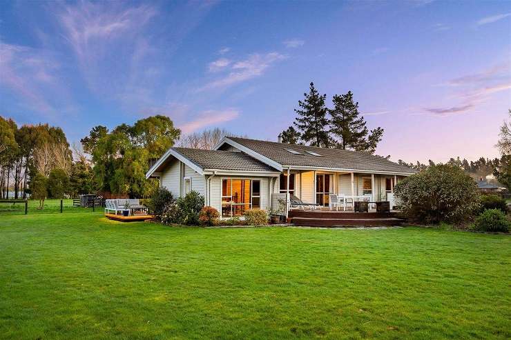 cottage with solar panels and garden 163 Miro Street, Mananui, near Taumaranui in Ruapehu district