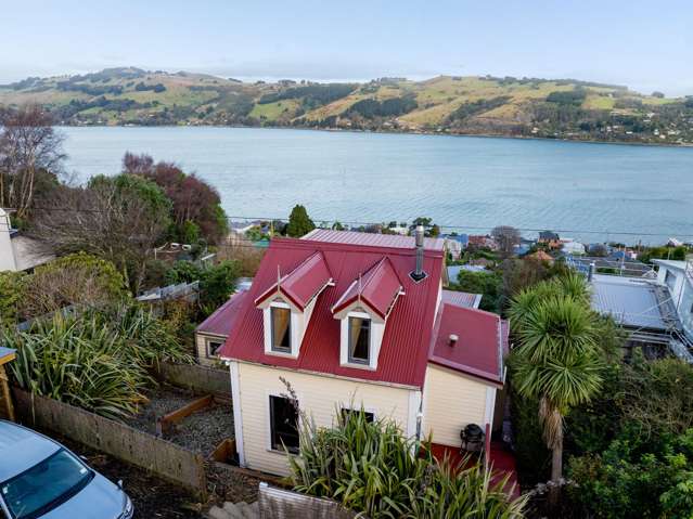 Funky harbourside living with city convenience