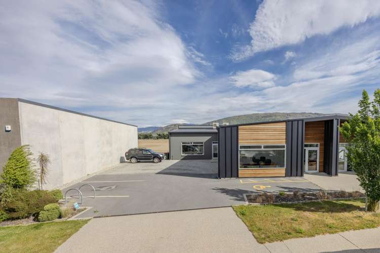 2/10 McCormick Street Wanaka_1