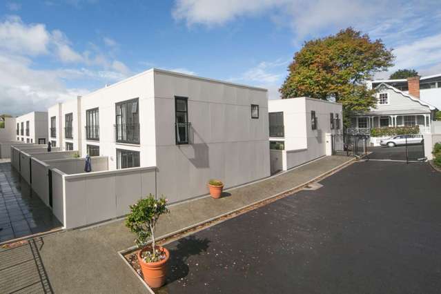 Modern Two-Level Townhouse in Central City