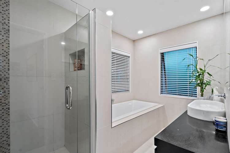 2/2 Parr Terrace Castor Bay_16