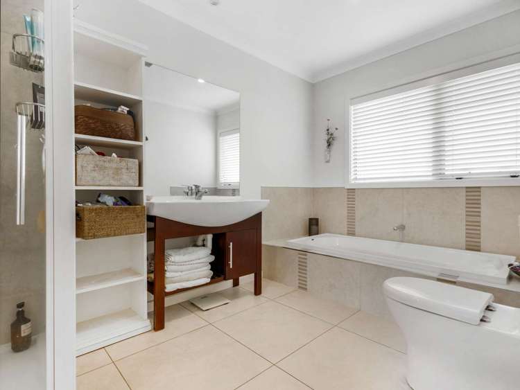 10 Gregory Grove Clive_8