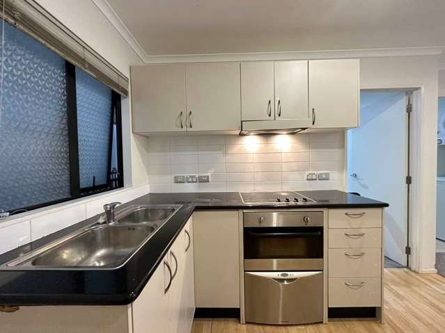 B408/176 Broadway Newmarket_3