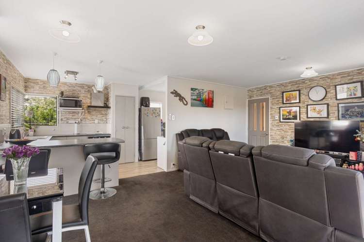 11b Wallace Crescent Glenholme_5