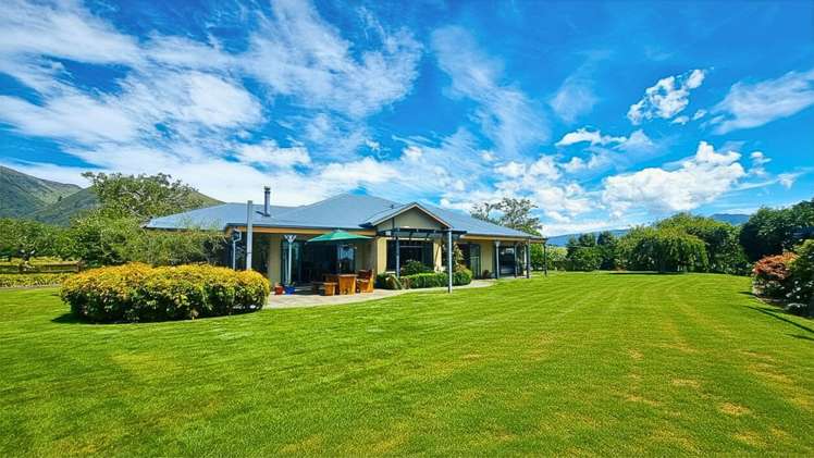 92 Packard Road Motupipi_21