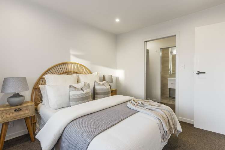 2/138 Sandspit Road Cockle Bay Manukau City Houses for Sale One