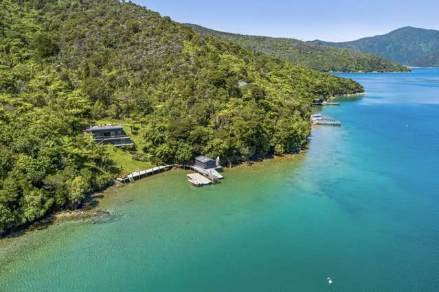 Stunning waterfront escape in Blackwood Bay