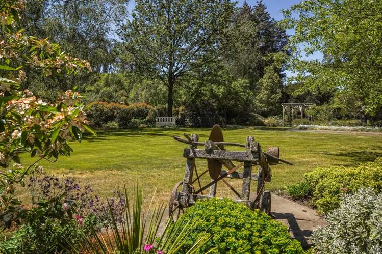 697 Leader Road East Parnassus_27