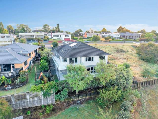 Flexible Family Living with Fantastic Views!