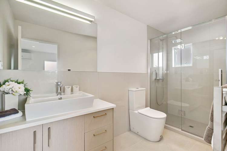 77 Bordeaux Parade Te Atatu South_11