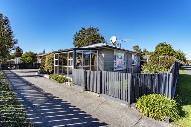 Two versatile units - prime Rangiora location