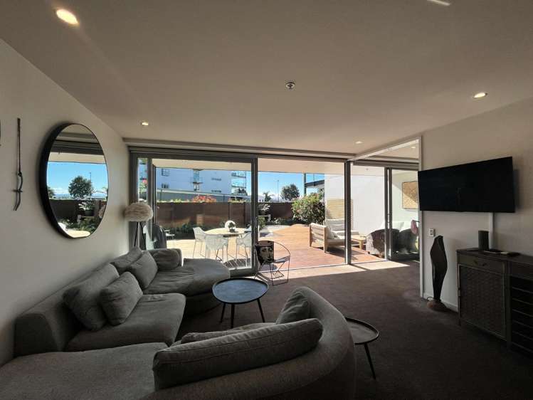 D103/14 West Quay 10777_2