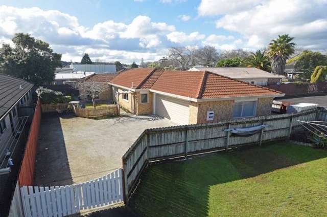 2/11 Russell Road Manurewa_1