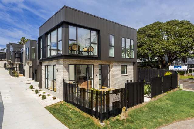 Brand-new family living with sea views