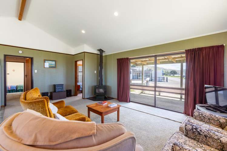 54 Akitio Esplanade Akitio_6