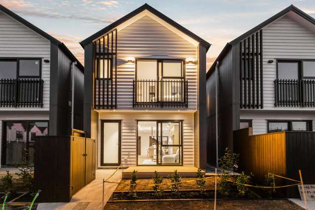 Modern Coastal Living, Moments from the Water