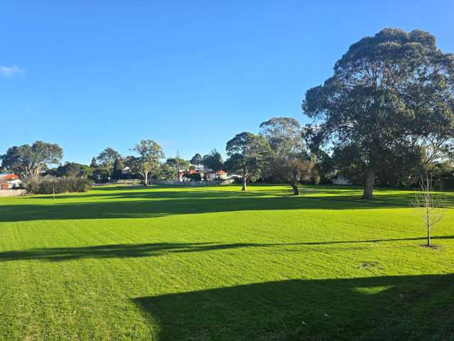 Relaxed living with green park outlook