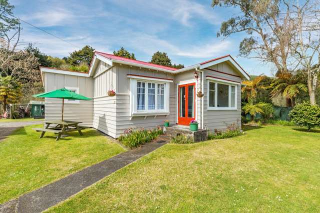 Charming Cottage  on Sunshine