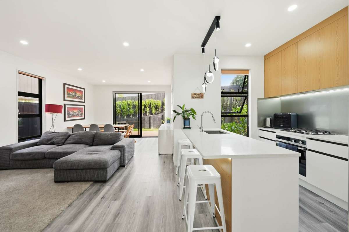 9/90 Picasso Drive_1