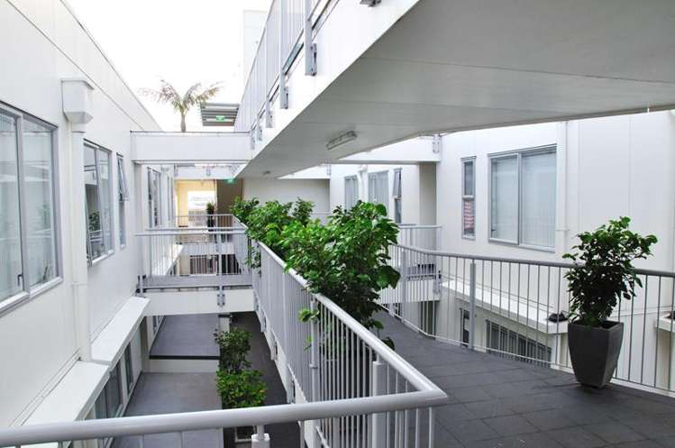 204/10 Flower Street Eden Terrace_1